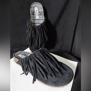 Very G Leon Black
Fringe Slip On Shoes